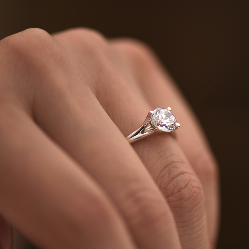 4-Crisscrossed-Prongs-Diamond-Solitaire-hand-view