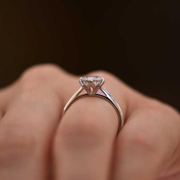 4-Prong-on-point-Solitaire-Diamond-Engagement-Ring-hand-view-setting