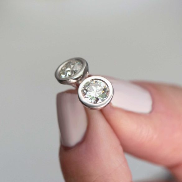 Little Diamond Earrings: Moderne Bezel Set Studs