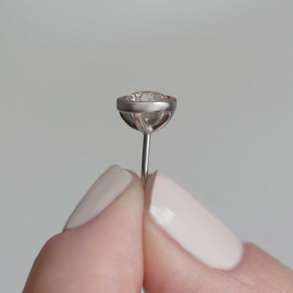 Little Diamond Earrings: Moderne Bezel Set Studs Profile