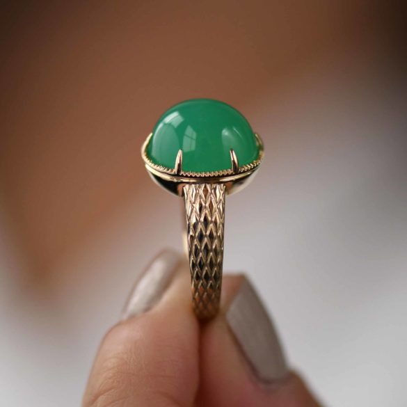 Green Chalcedony Gold Ring with Vintage Tuck and Roll Design band detail