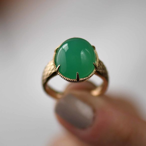 Green Chalcedony Gold Ring with Vintage Tuck and Roll Design gemstone view
