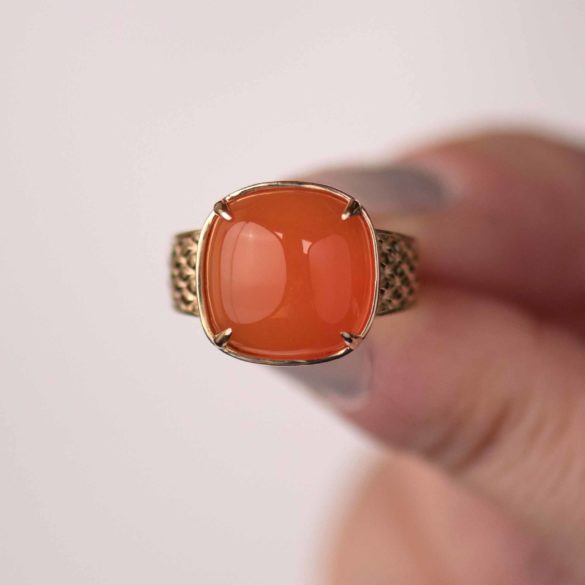 Orange Chalcedony Gold Ring with Vintage Tuck and Roll Design gemstone view