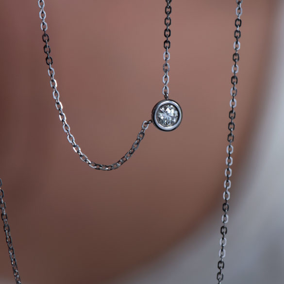 Moderne Bezel Diamond Solitaire Necklace close-up