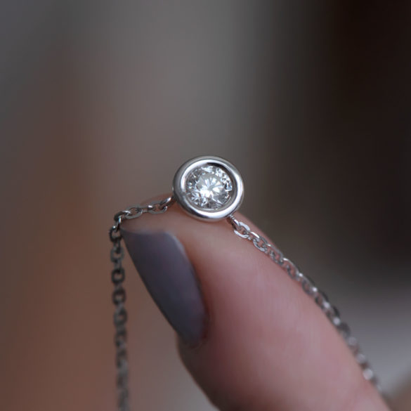 Moderne Bezel Diamond Solitaire Necklace diamond close-up