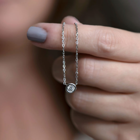 Moderne Bezel Diamond Solitaire Necklace hand-held