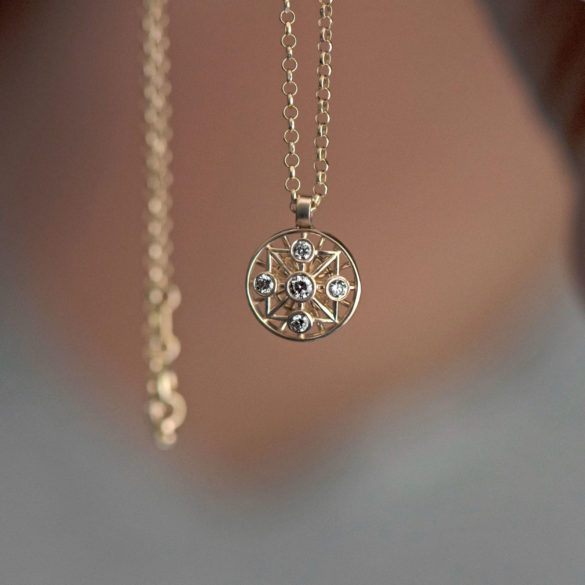 5 Diamond Lattice Fabrique Necklace hand-held
