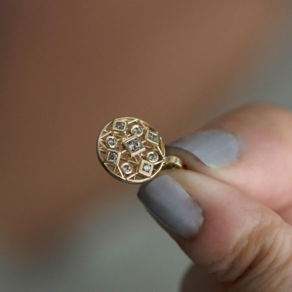 9 Diamond Lattice Fabrique Necklace Yellow Gold pendant close-up